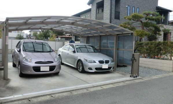 2台分のカーポートと駐車場